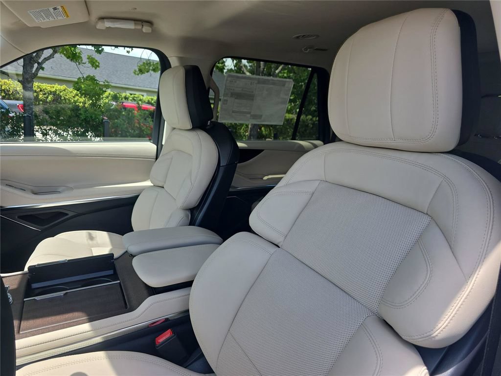 New 2027 Lincoln Navigator Premiere RWD image 16