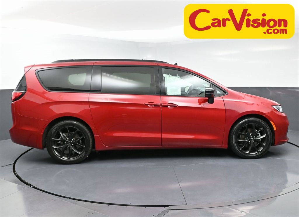 Used 2025 Chrysler Pacifica Limited image 47