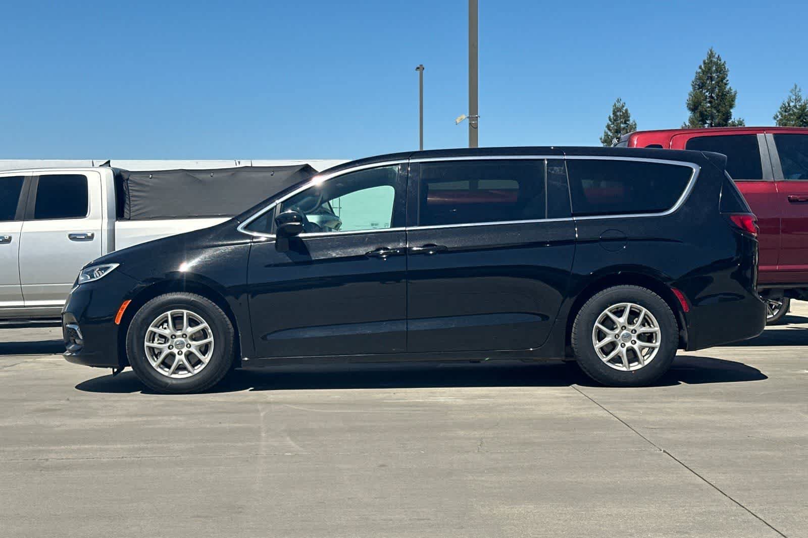 Used 2025 Chrysler Pacifica Select FWD image 6