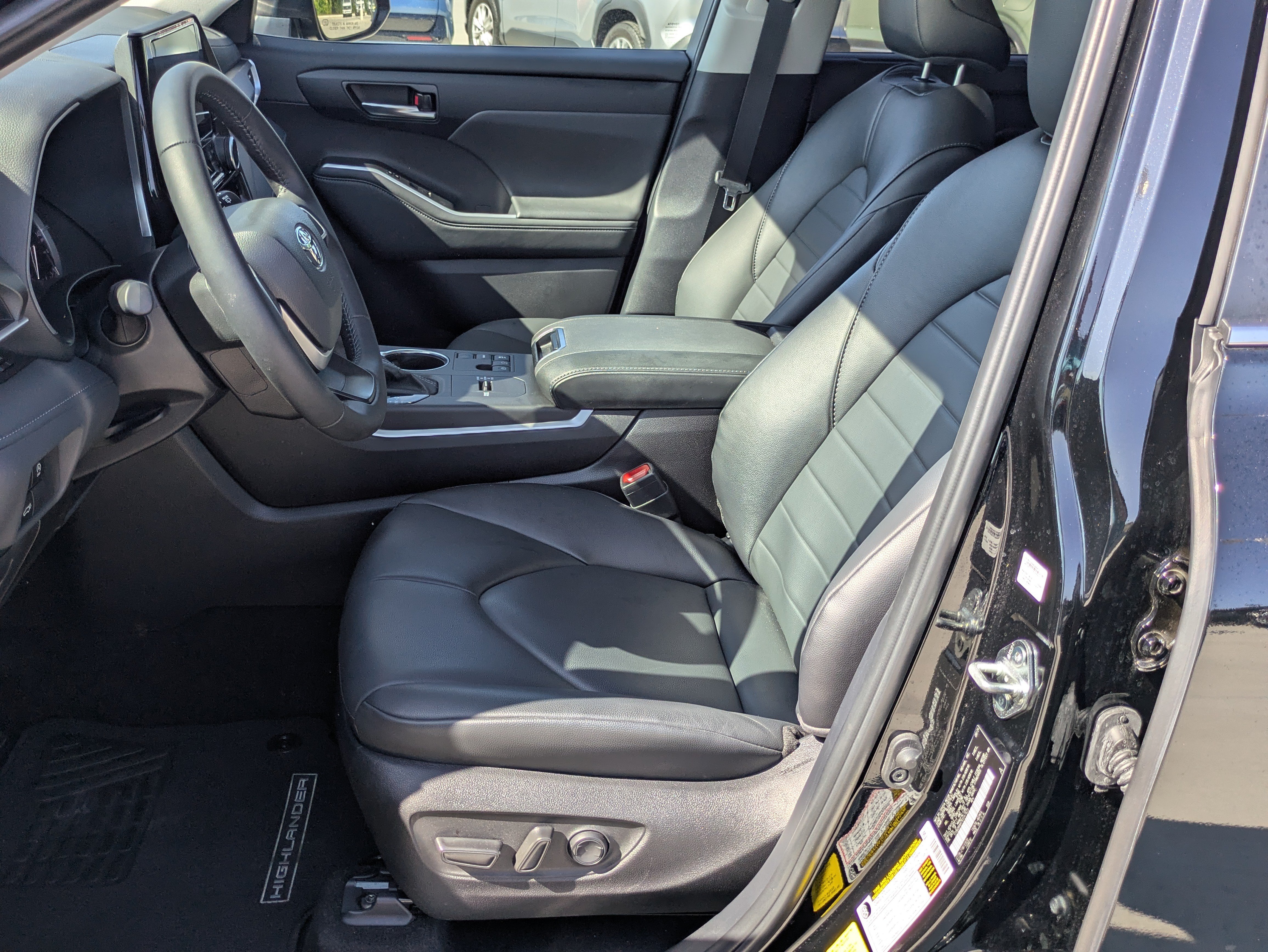 Certified 2024 Toyota Highlander XLE FWD image 10