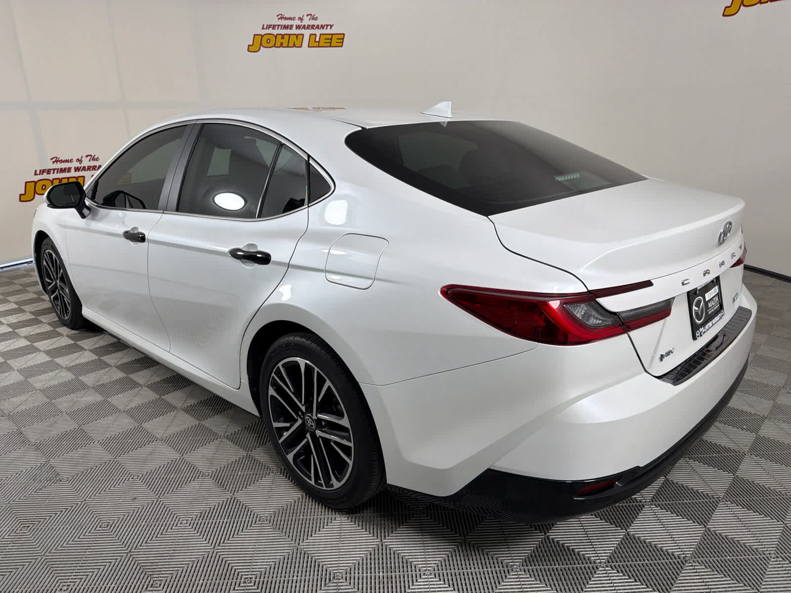 Used 2025 Toyota Camry XLE FWD image 3