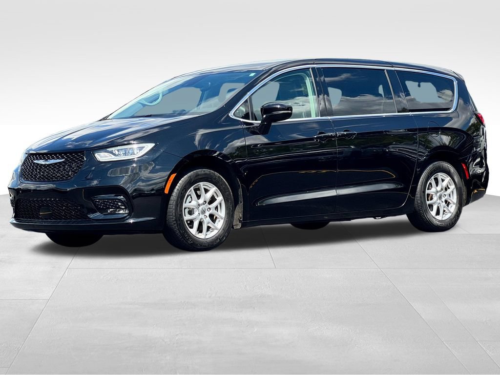 Used 2024 Chrysler Pacifica Touring-L FWD image 3