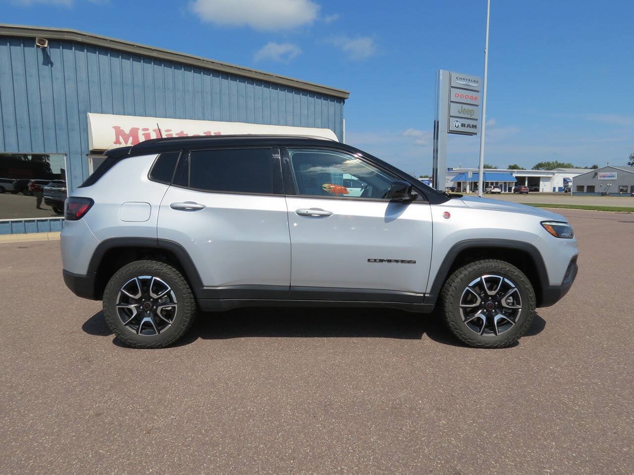 Used 2025 Jeep Compass Trailhawk w/ Trailhawk Elite Group AWD/4WD image 1