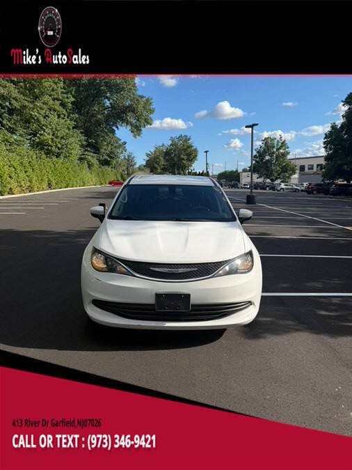 Used 2020 Chrysler Voyager LX FWD image 1