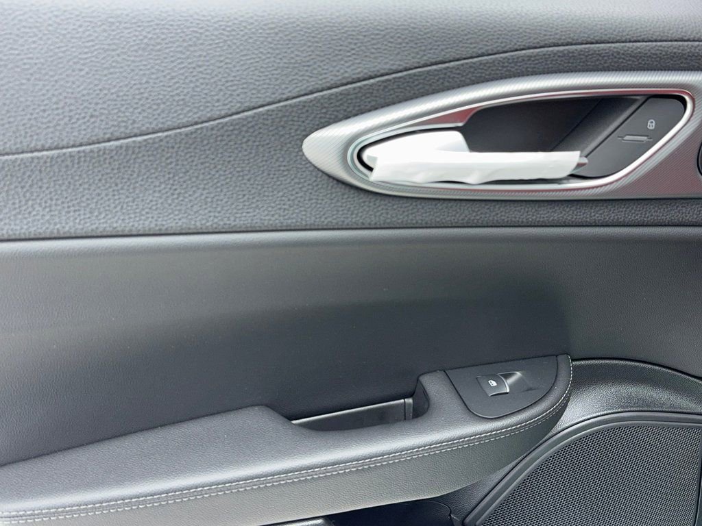 New 2025 Alfa Romeo Giulia Base image 40