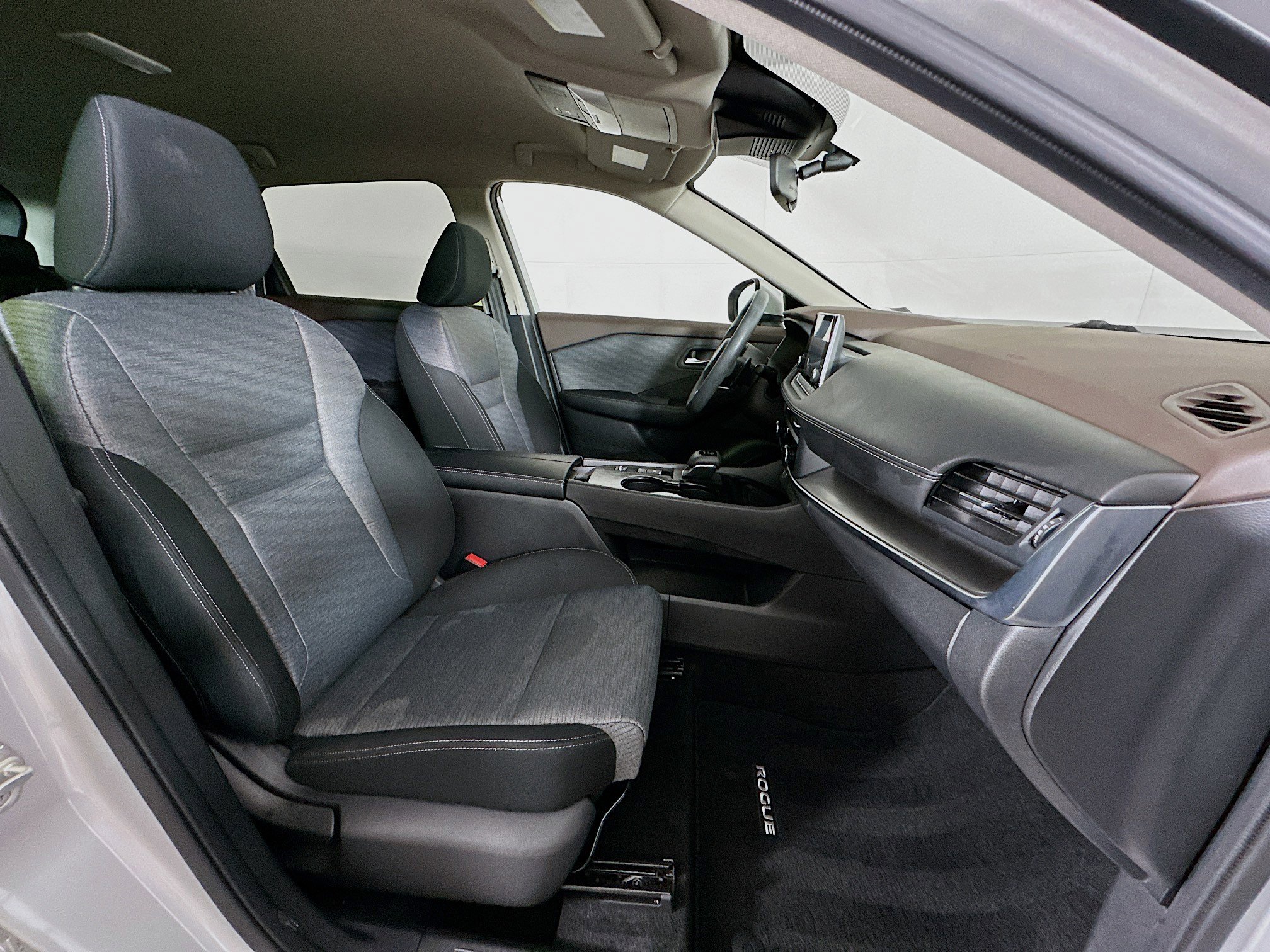 Used 2023 Nissan Rogue SV image 29