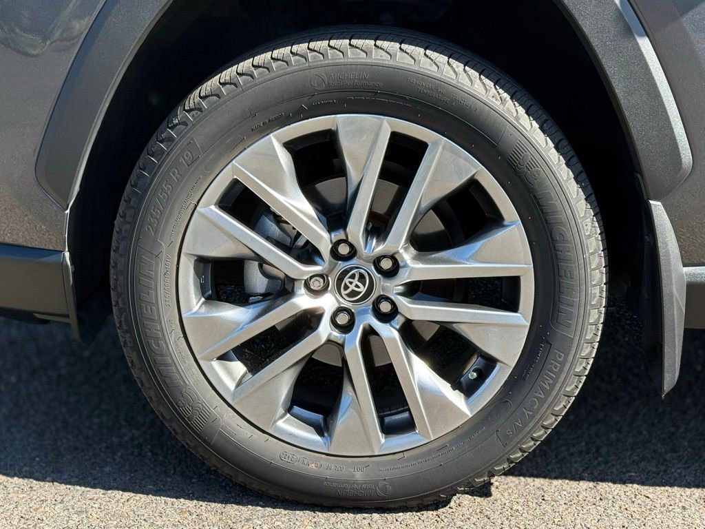 Used 2022 Toyota RAV4 XLE Premium AWD/4WD image 9