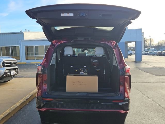 Used 2023 Toyota Sienna XSE w/ XSE Plus Package image 11