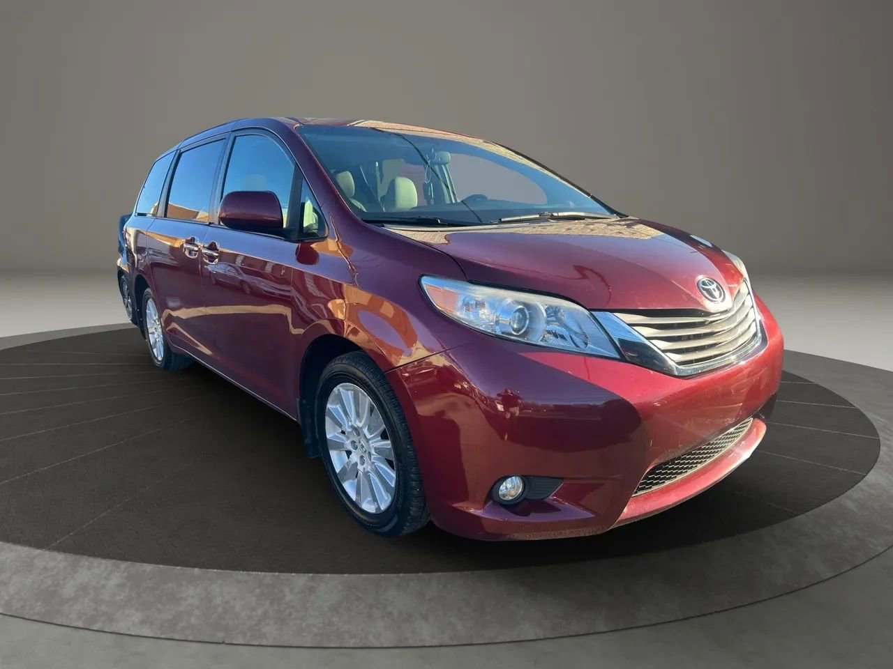 Used 2016 Toyota Sienna XLE w/ XLE Navigation Package AWD/4WD image 3