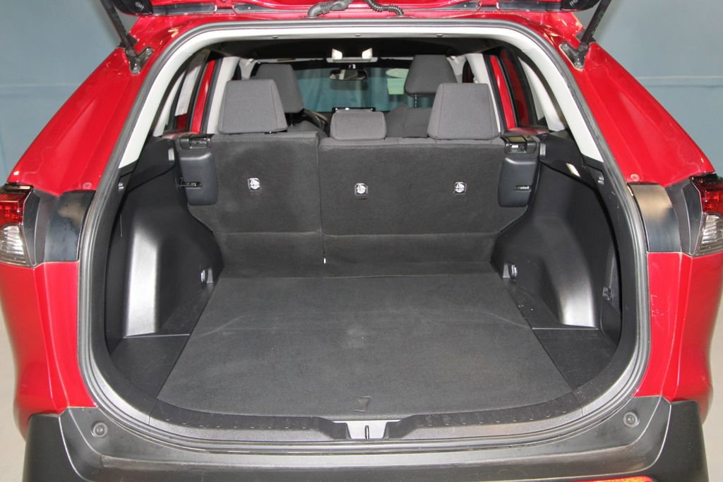 Used 2022 Toyota RAV4 LE image 32
