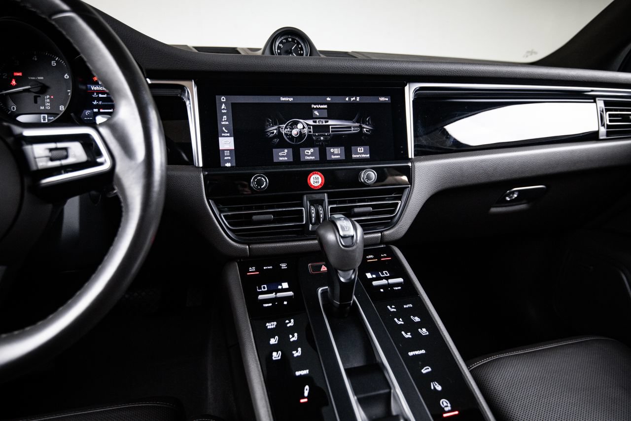 Certified 2024 Porsche Macan AWD/4WD image 19