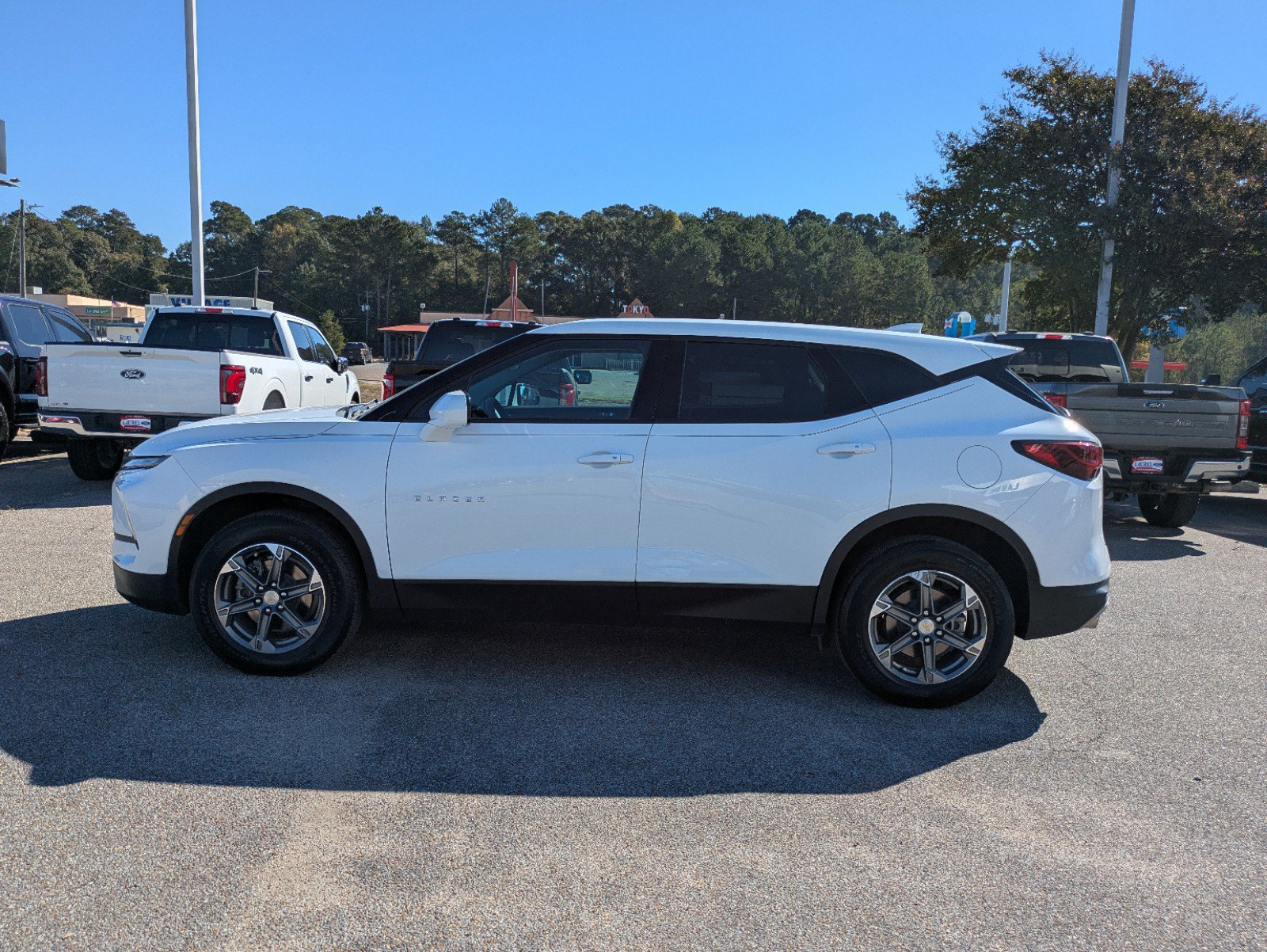 Used 2023 Chevrolet Blazer LT FWD image 4