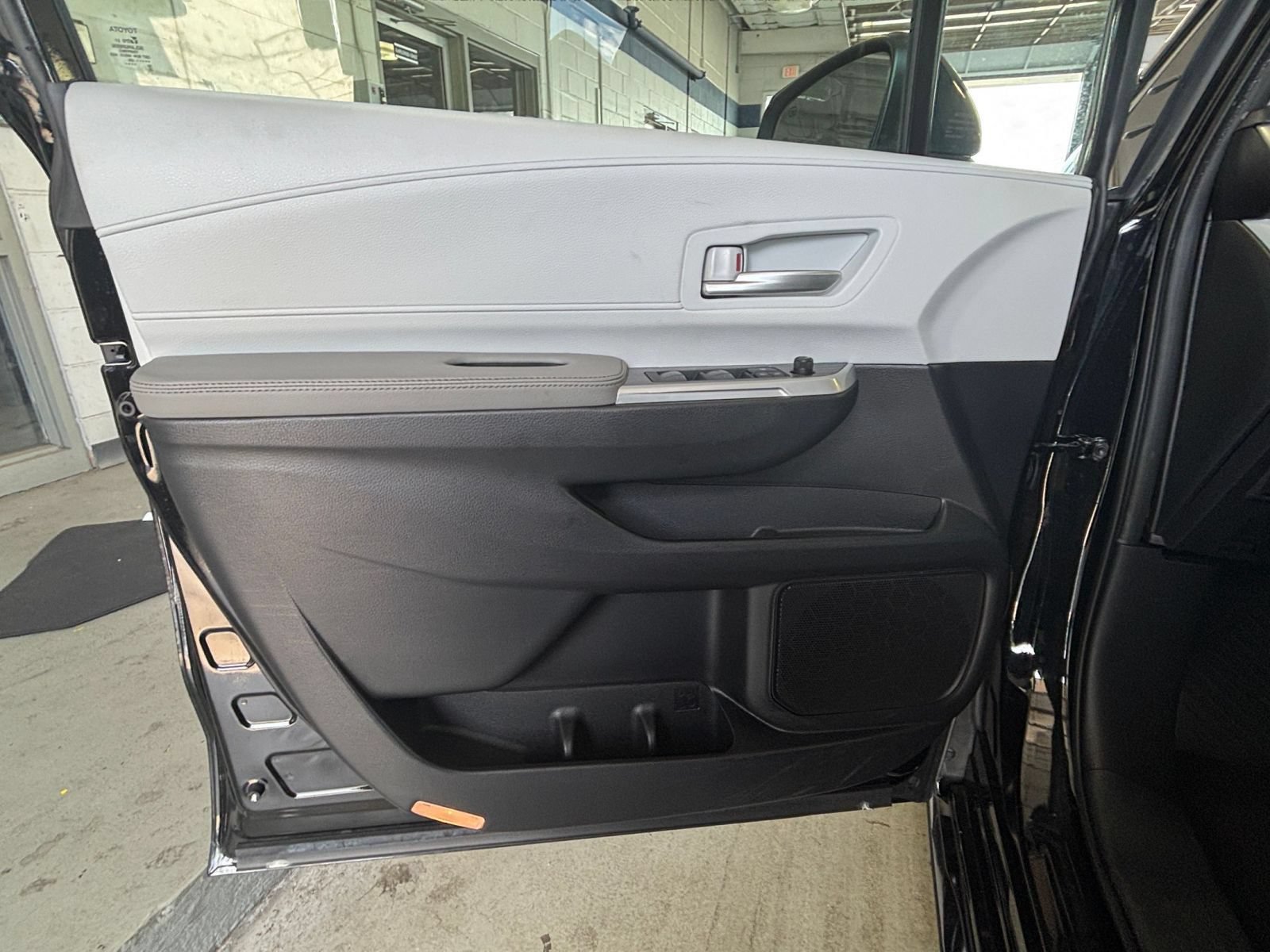 Used 2025 Toyota Sienna XLE FWD image 18