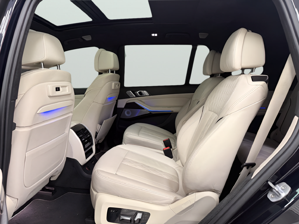 Used 2020 BMW X7 M50i w/ Dynamic Handling Package AWD/4WD image 17
