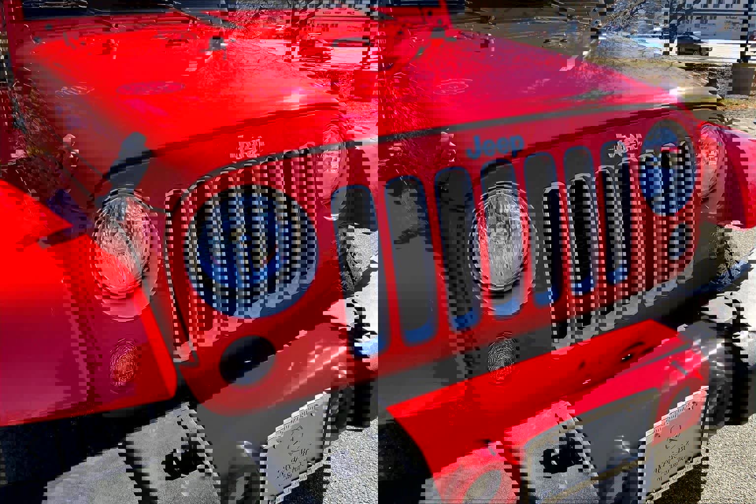 Used 2016 Jeep Wrangler Sahara w/ Connectivity Group image 30