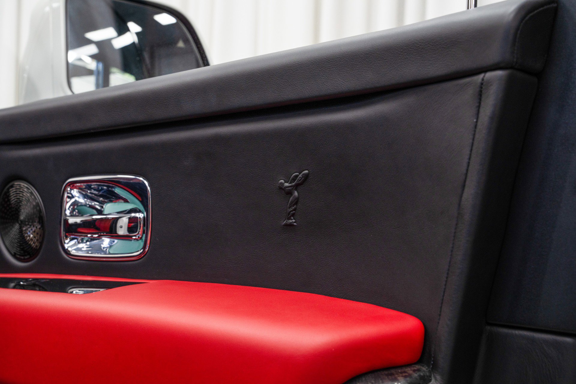 Used 2023 Rolls-Royce Cullinan Black Badge w/ Dark Exterior Package image 44