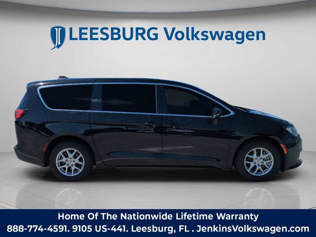Used 2024 Chrysler Voyager LX FWD image 3