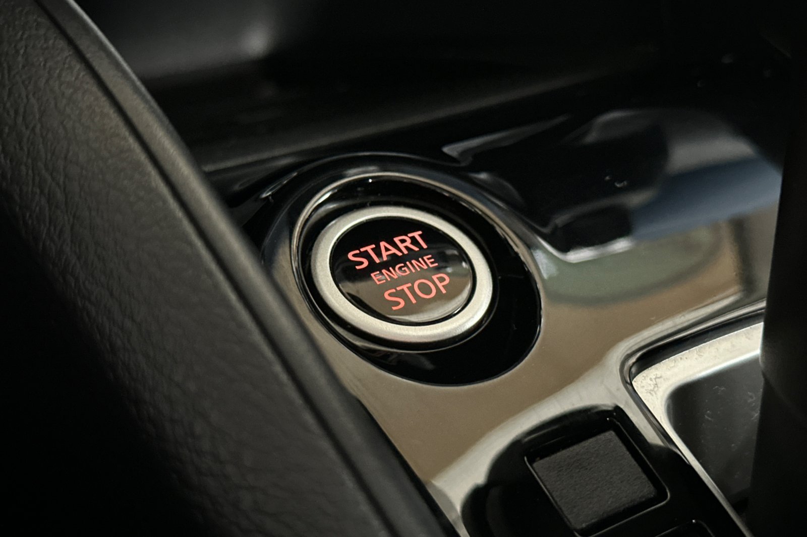 Used 2025 Nissan Versa SV FWD image 21