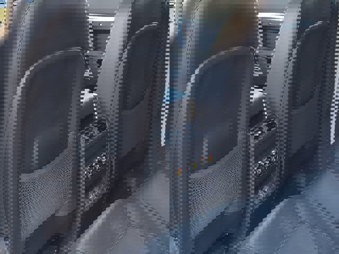 Used 2024 Land Rover Defender 130 X-Dynamic SE image 18