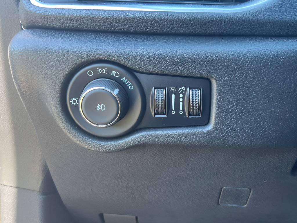 Used 2025 Chrysler Pacifica Limited FWD image 20