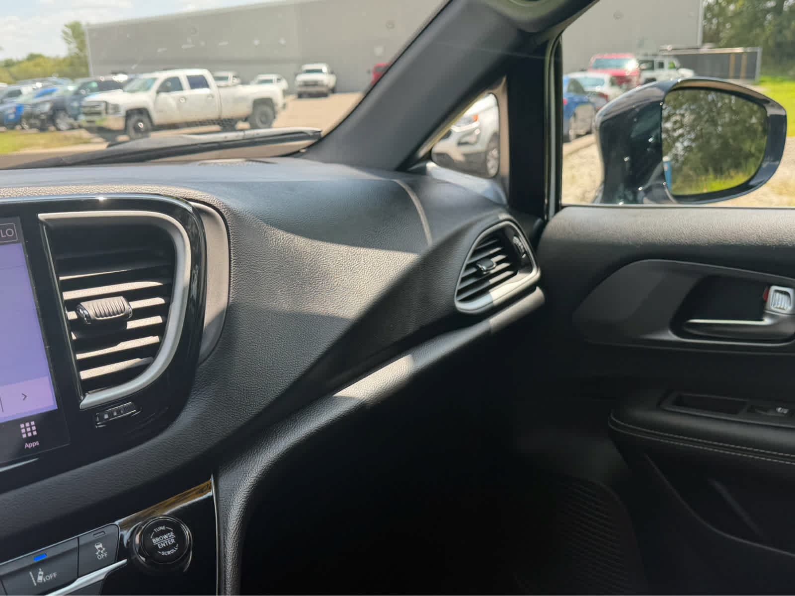 Used 2025 Chrysler Pacifica Select FWD image 21