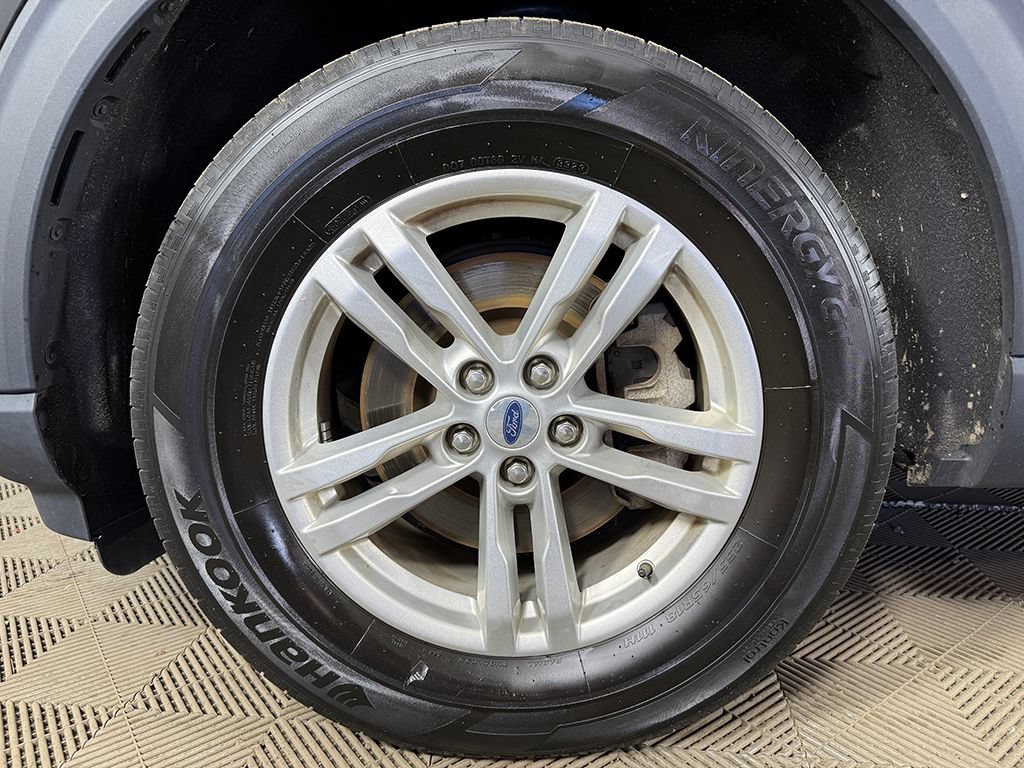 Used 2023 Ford Explorer XLT w/ Equipment Group 202A AWD/4WD image 18