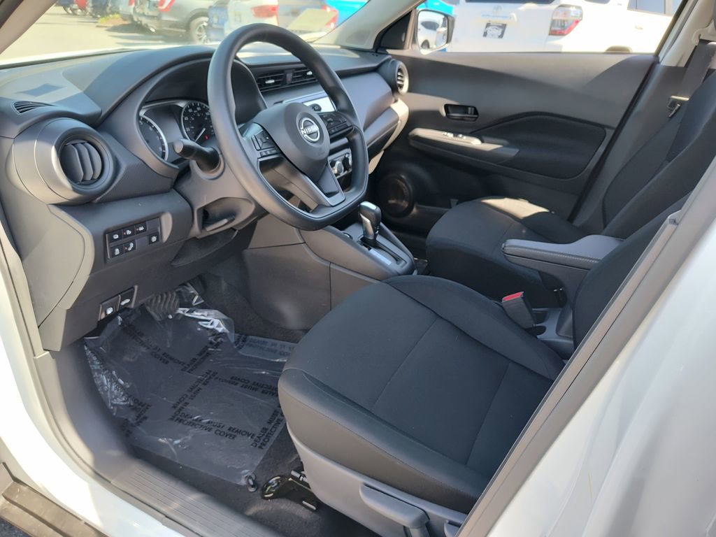 Used 2025 Nissan Kicks Play S image 2