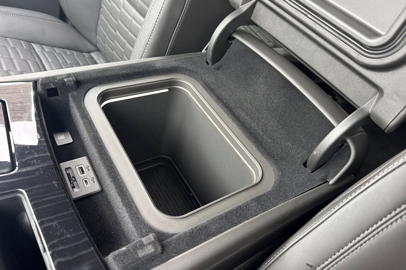 Certified 2024 Cadillac Escalade V w/ Heavy-Duty Trailer Package image 32