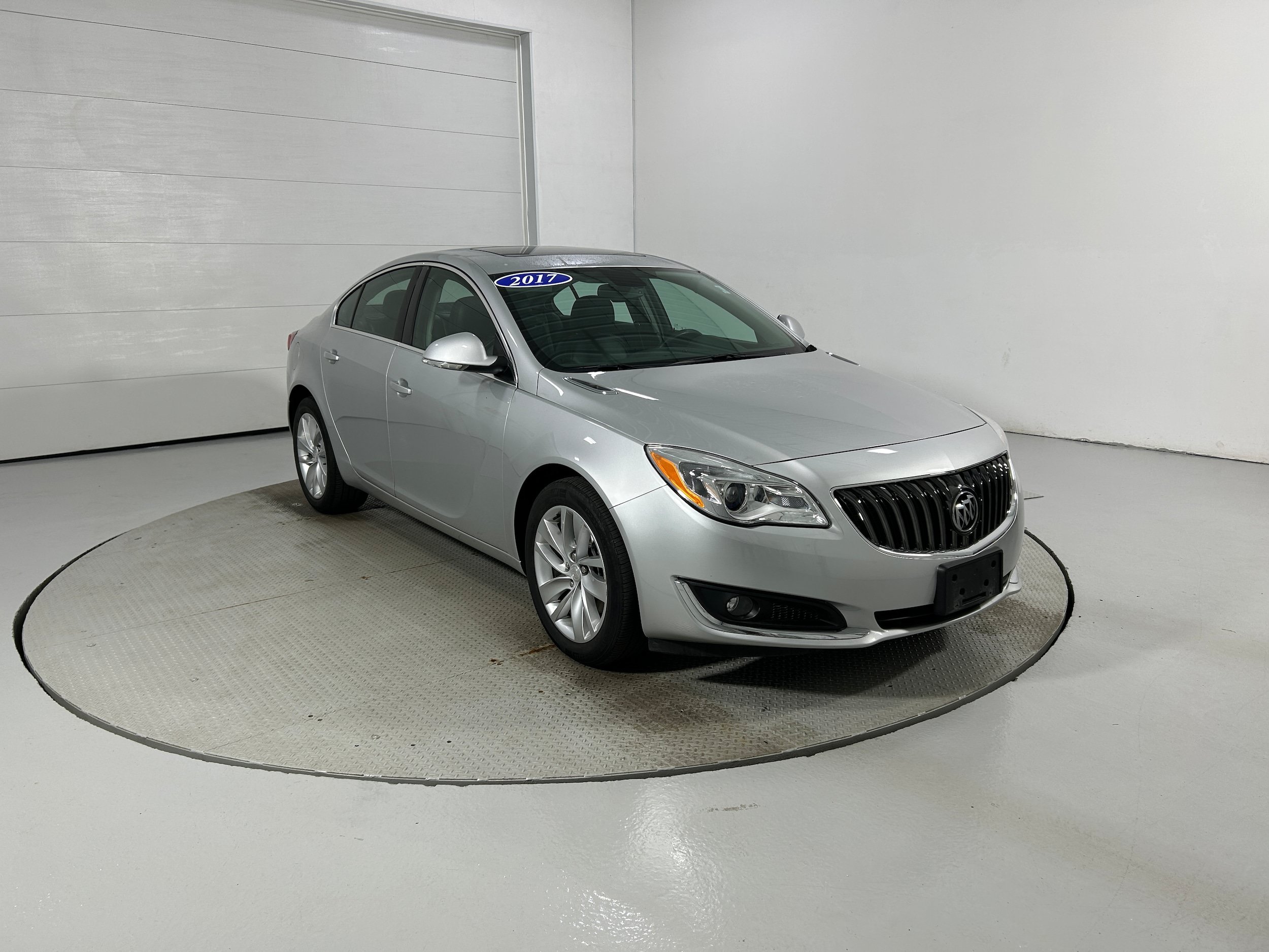 Used 2017 Buick Regal AWD image 2