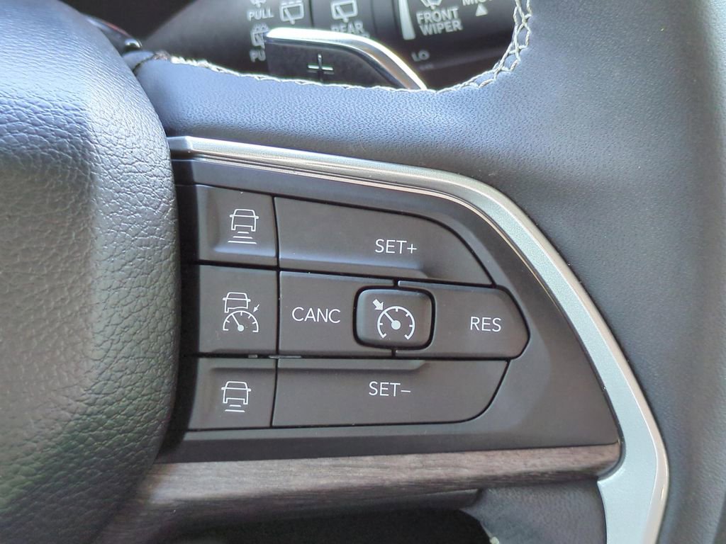 Used 2023 Jeep Grand Cherokee Limited w/ Luxury Tech Group II RWD image 24