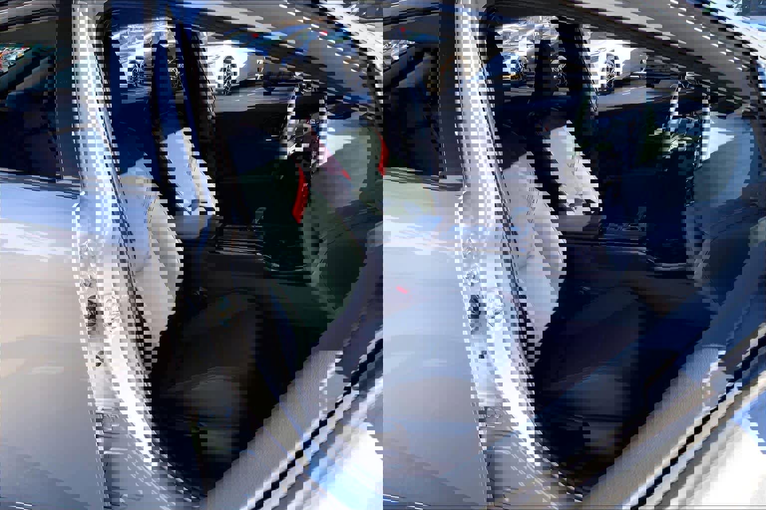 Used 2025 Toyota Prius Plug-In Hybrid image 9