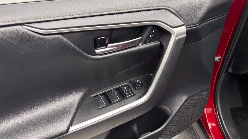 Used 2019 Toyota RAV4 Limited w/ Advanced Technology Package AWD/4WD image 17