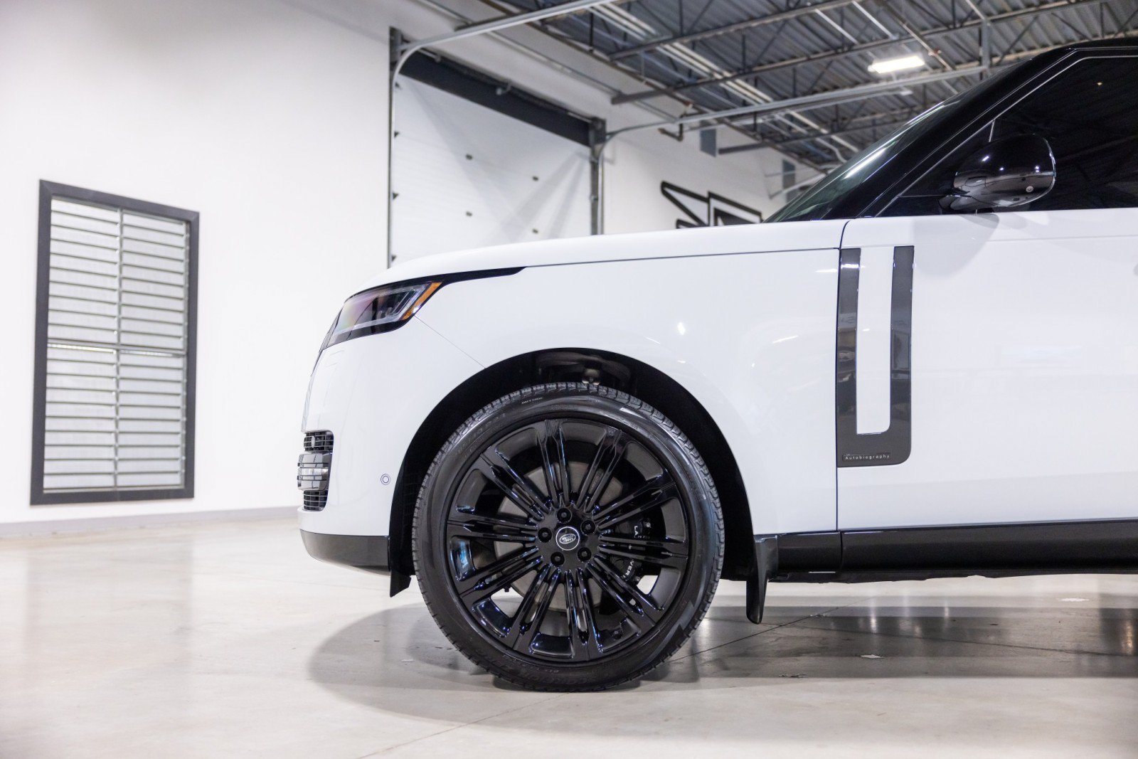 Used 2024 Land Rover Range Rover Long Wheelbase Autobiography AWD/4WD image 17