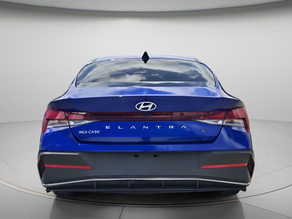 Certified 2025 Hyundai Elantra SE FWD image 6