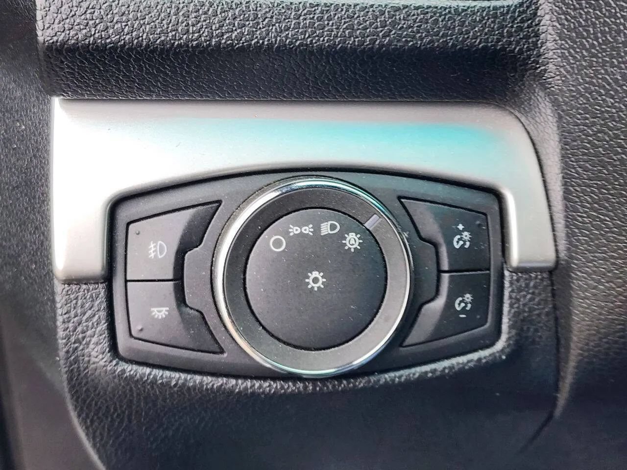 Used 2016 Ford Explorer XLT w/ Equipment Group 202A AWD/4WD image 18