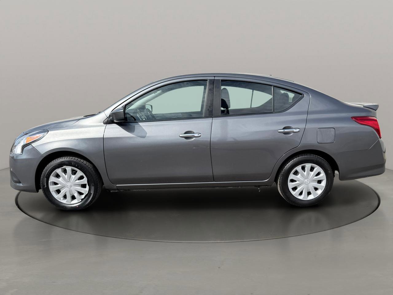 Used 2019 Nissan Versa SV image 3