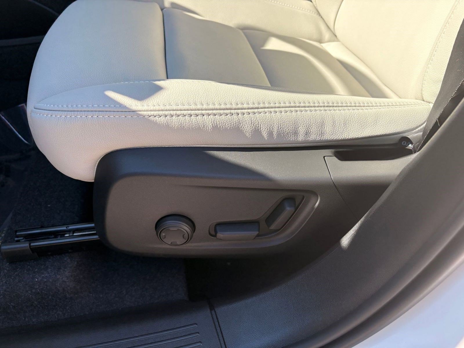 New 2026 Volvo XC40 B4 Plus w/ Climate Package image 14