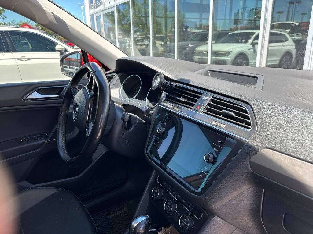 Used 2018 Volkswagen Tiguan SE w/ Panoramic Sunroof Package FWD image 11