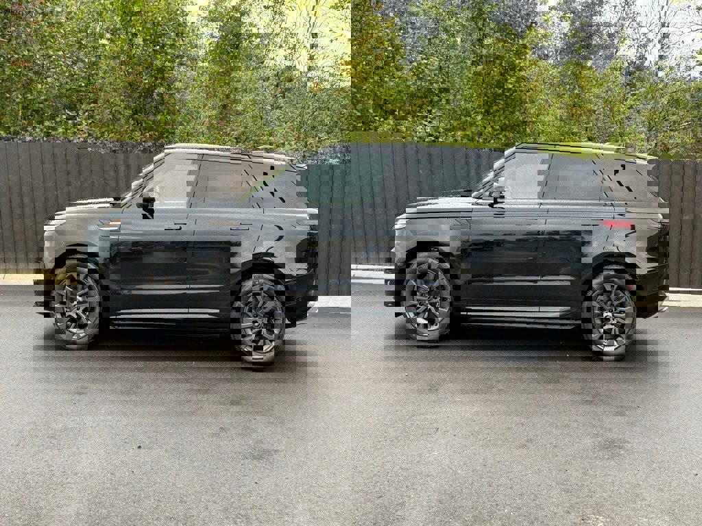New 2025 Land Rover Range Rover Sport Dynamic SE image 2