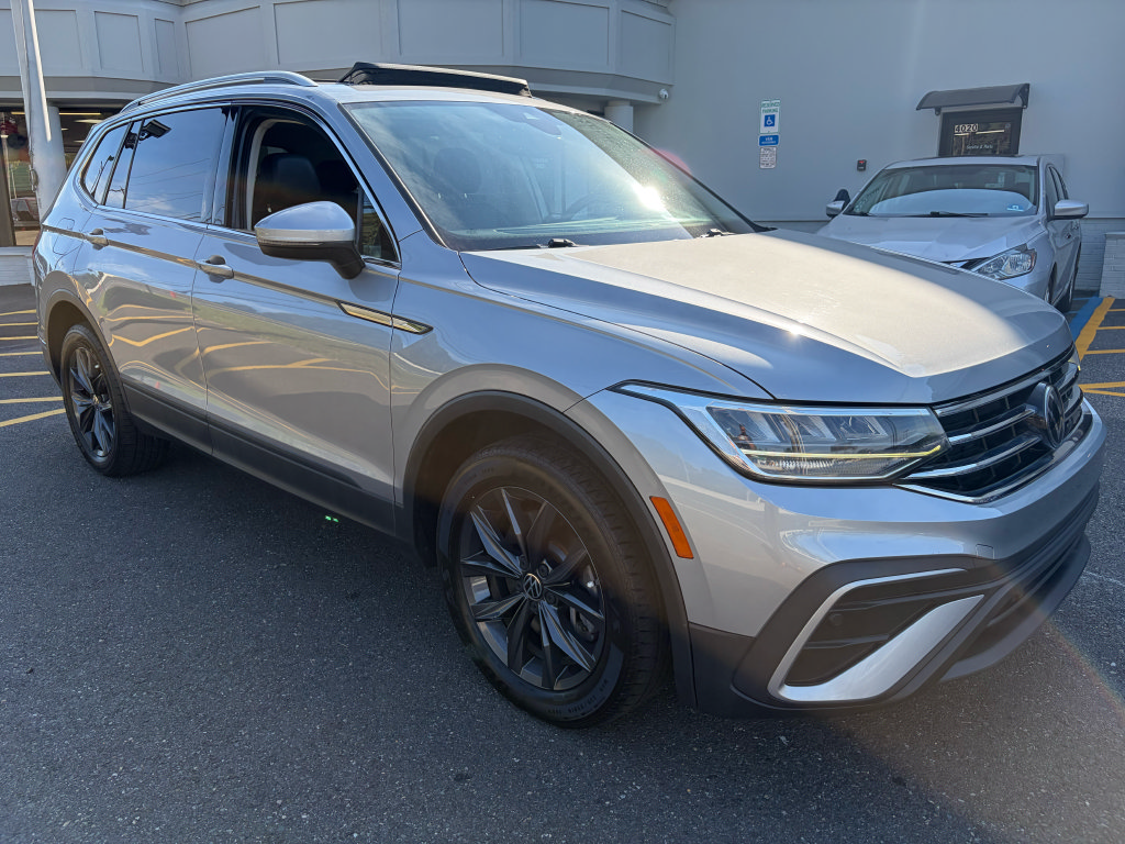 Used 2022 Volkswagen Tiguan SE w/ Panoramic Sunroof Package AWD/4WD image 3