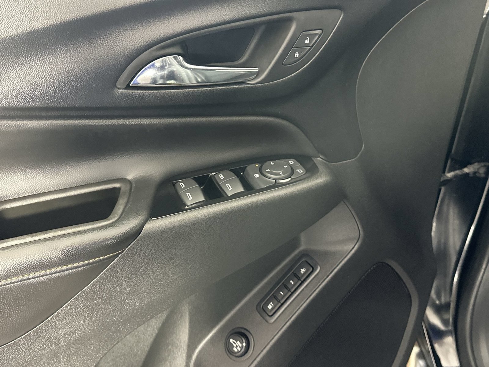 Used 2023 Chevrolet Equinox Premier FWD image 13