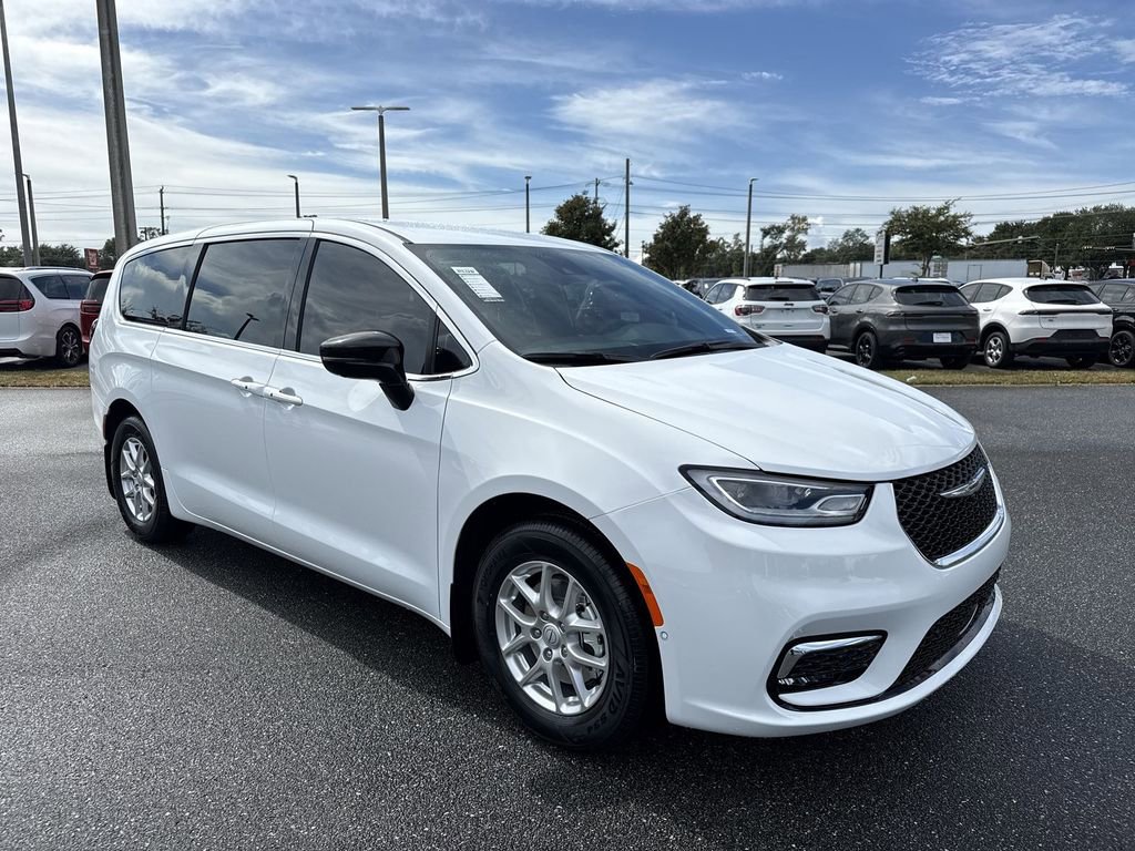 New 2026 Chrysler Pacifica Select