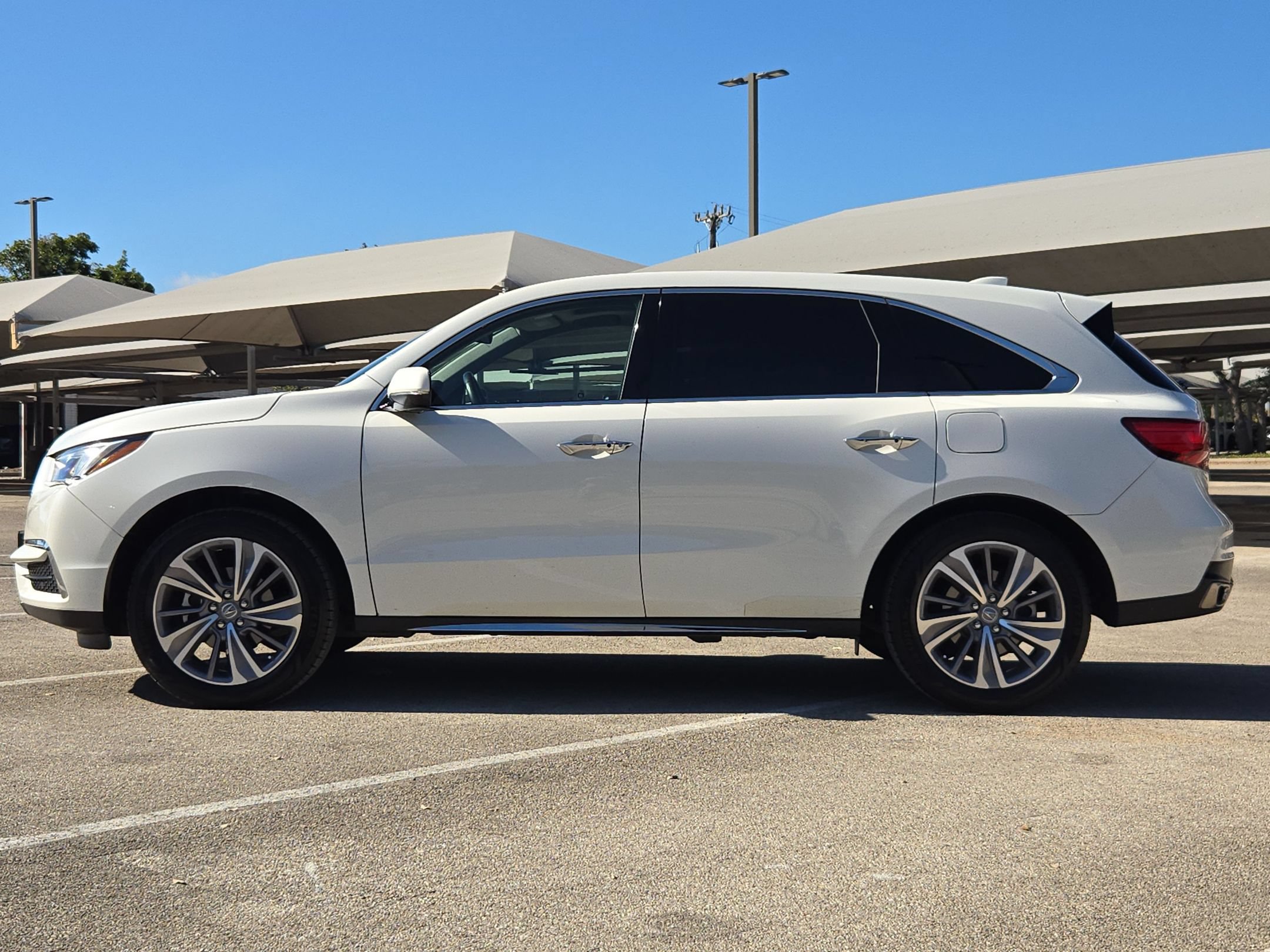 Used 2018 Acura MDX w/ Tech & Entertainment Pkg FWD image 2