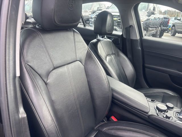 Used 2018 Alfa Romeo Giulia Base image 13