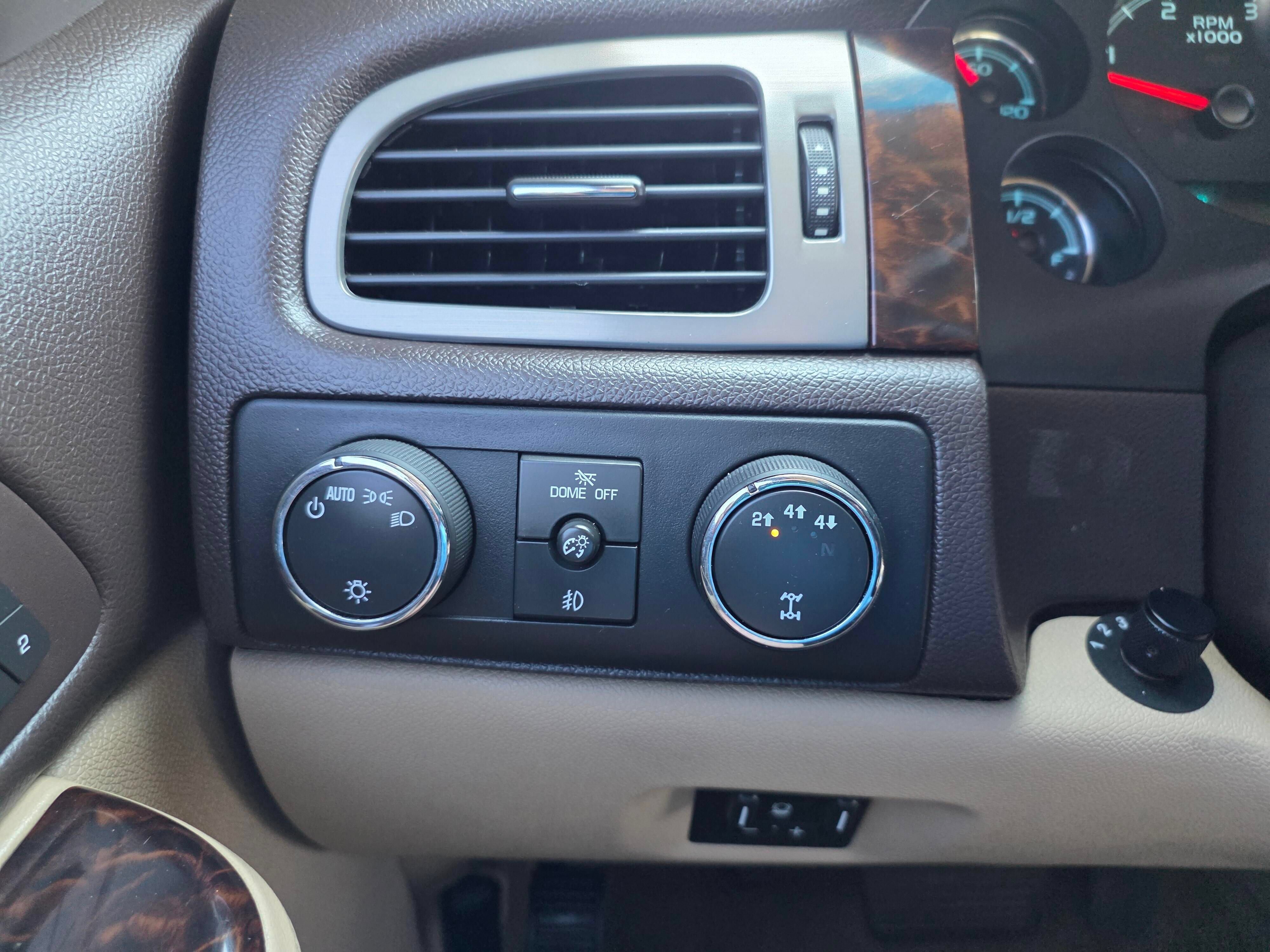 Used 2013 GMC Sierra 2500 Denali w/ Suspension Package, Off-Road AWD/4WD image 22
