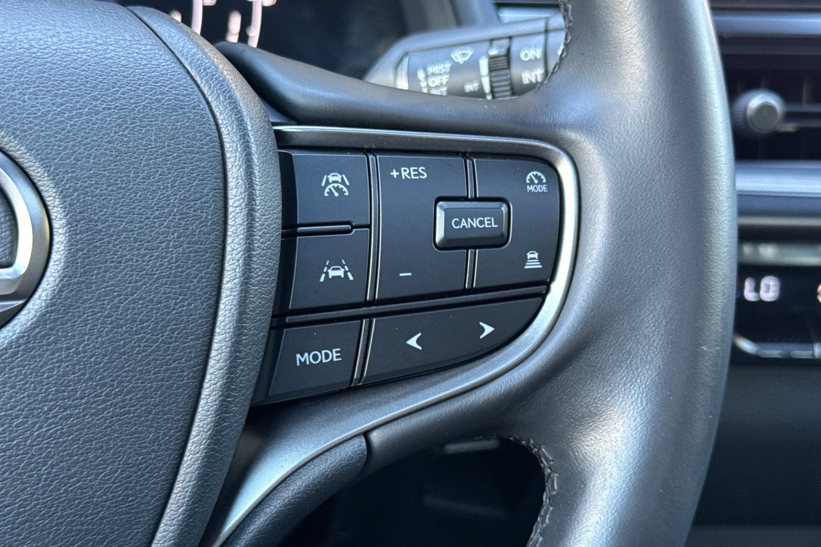 Certified 2025 Lexus UX 300h FWD w/ Accessory Package (Z2) image 31