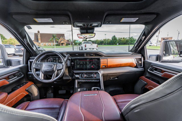 Used 2025 GMC Sierra 2500 Denali Ultimate image 2
