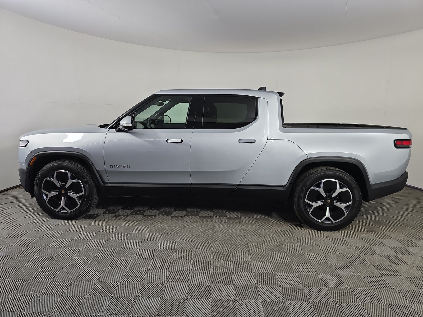 Used 2024 Rivian R1T Adventure AWD/4WD image 2