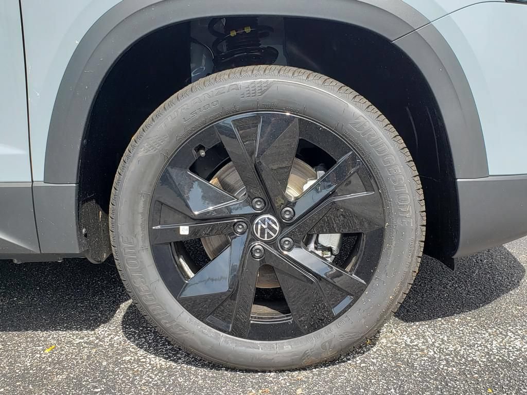 New 2027 Volkswagen Taos SE FWD image 12