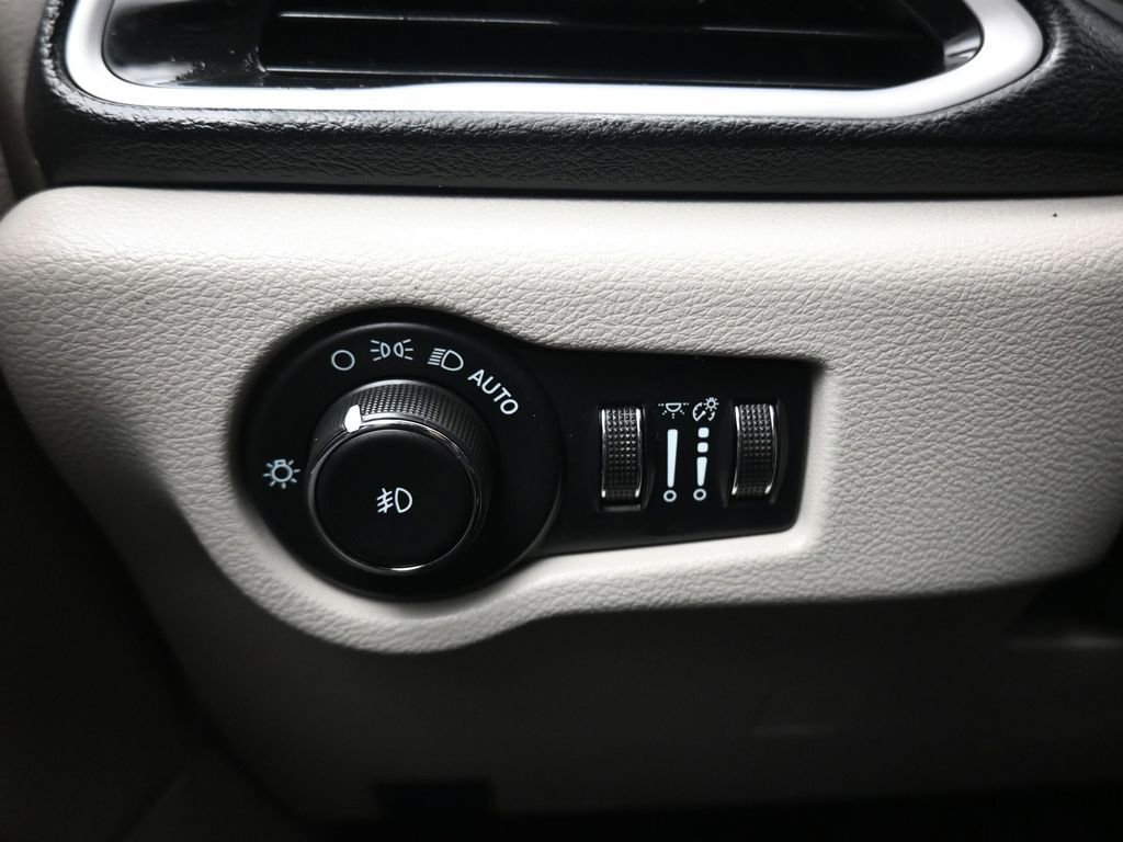 Used 2022 Chrysler Pacifica Touring-L image 26